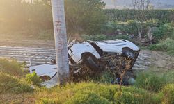 İzmir'de Minibüs Direğe Çarptı; Karı Koca Hayatını Kaybetti