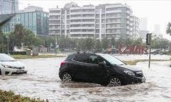 Sağanak İzmir'de Hayatı Olumsuz Etkiledi