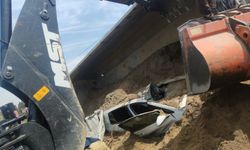 Kum yüklü kamyon ile otomobilin çarpıştı: 3 yaralı
