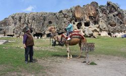 Frigya'da turistler tarihi mekanları deveyle geziyor