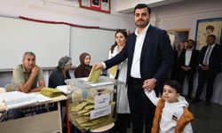 AK Parti'li Hamza Dağ ile Eyyüp Kadir İnan, İzmir'de oy verdi