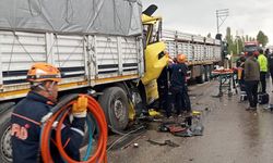 Tır Park Halindeki Tır ile Çapıştı; 3 Yaralı