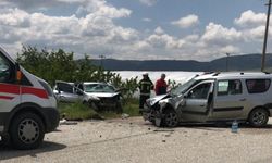 Otomobille hafif ticari araç çarpıştı: 1 ölü 4 yaralı