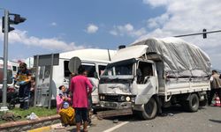 İşçi minibüsüyle kamyonet çarpıştı: 9 yaralı