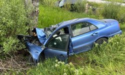 Hafif ticari aracın çarptığı otomobilin sürücüsü yaralandı