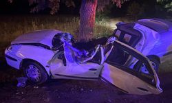 Ağaca çarpan otomobildeki 2 lise öğrencisi öldü, 1 kişi yaralandı