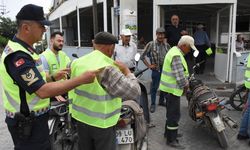 Motosiklet sürücülerine reflektif yelek dağıtıldı