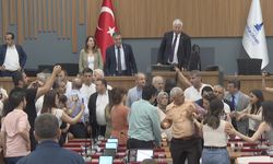 İzmir Büyükşehir Belediyesi Meclisi'nde üyeler arasında gerginlik