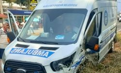 Ambulansın otomobille çarpışması sonucu 4 kişi yaralandı