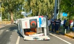 Hasta taşıyan ambulans kavşakta otomobille çarpıştı