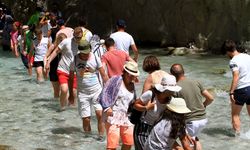 Sıcak havalardan bunalan tatilciler Saklıkent Kanyonu'na serinledi