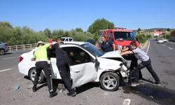 Uşak'ta 2 Otomobil Çarpıştı; Sürücüler Yaralandı