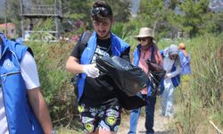 Gönüllü gençler sahil temizliği yaptı