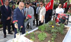 İzmir'de şehitlikte tören düzenlendi