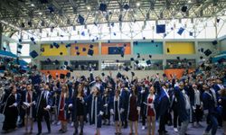 Uşak Üniversitesi İletişim Fakültesi mezunları diplomalarını aldı
