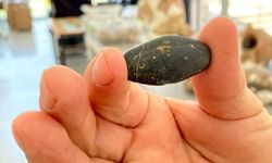 Yeşilova Höyüğü kazısında yaklaşık 8 bin yıllık "sayı taşı" bulundu