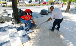 Afyonkarahisar Belediyesinin kaldırım yenileme çalışmaları sürüyor