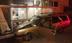 Gediz'de eve çarpan otomobildeki 3 kişi yaralandı