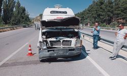 Gediz'de iki işçi servisinin karıştığı kazada 7 kişi yaralandı