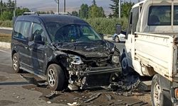 Kamyonet ile hafif ticari aracın çarpışması sonucu 9 kişi yaralandı