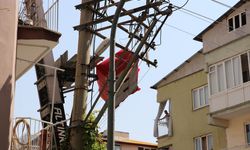 Binaya eşya taşınırken elektrik tellerine takılan koltuk ekiplerce alındı