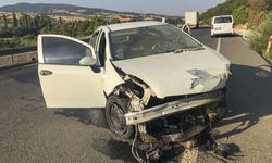 Uşak'ta Otomobil Bariyerlere Çarptı; 2 Ölü