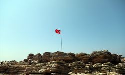 Ada ve koylara Türk bayrağı dikiliyor
