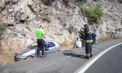 Su kanalına devrilen otomobildeki 3 kişi yaralandı