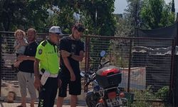Yüzüstü yatan arkadaşının üzerinde motosiklet kullanan sürücüye para cezası uygulandı