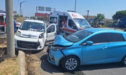 Hafif ticari araçla otomobilin çarpışması sonucu 7 kişi yaralandı