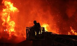 Marangoz atölyesinde çıkan yangın çevredeki binalara sıçradı
