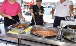 Yonca Evcimik, anne ve babasının hayrına lokma döktürdü