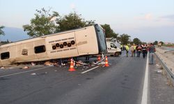 Kum yüklü kamyonun çarptığı otobüsteki 6 kişi öldü