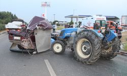 Traktöre takılı römorka çarpan otomobildeki 1 kişi öldü, 3 kişi yaralandı.