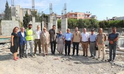 Aliağa'da şehit ailesi, okul inşaatını ziyaret etti