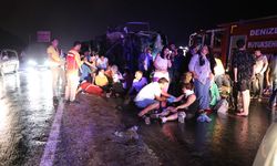 Otobüsün minibüs ve hafif ticari araca çarpmasıyla 3 kişi öldü, 45 kişi yaralandı