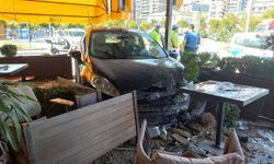 Otomobilin kafeye girmesi sonucu 2 kişi yaralandı