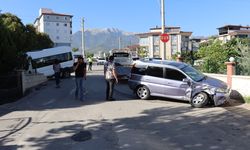 Okul servisi ile otomobilin çarpışması sonucu 14 kişi yaralandı