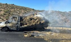 Uşak'ta Saman Yüklü Kamyonet Alev Aldı