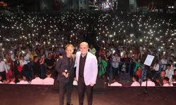 Sanatçı Mustafa Yıldızdoğan Manisa'da konser verdi
