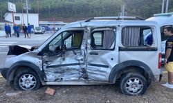 Kamyonet ile minibüsün çarpıştığı kazada 1 kişi ölü, 7 kişi yaralandı