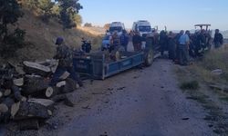 Devrilen odun yüklü traktörün römorkundaki 3 kişi yaralandı