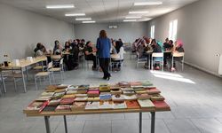 Serada çalışan kadınlar için "kitap okuma" saati başlatıldı