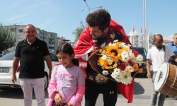 Dünya şampiyonu güreşçi Ali Cengiz, memleketi Akhisar'da davul zurnayla karşılandı