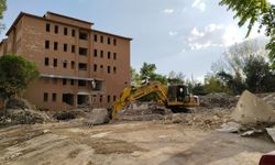 Dörtyol’daki eski Uşak Devlet Hastanesi binası yıkılıyor