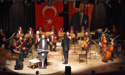 Antik tiyatroda sahnelenen senfonik destanı 3 bin kişi izledi
