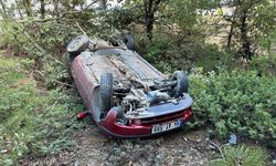 Uşak'ta Otomobil Şarampole Devrildi; Sürücü Yaralandı
