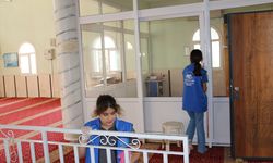 Gönüllü gençler camiyi temizledi