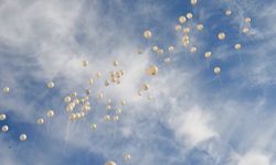 Hayatını kaybeden Filistinli çocuklar için gökyüzüne balon bırakıldı