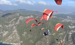 Üniversite öğrencileri Türk bayraklarıyla yamaç paraşütü atlayışı yaptı